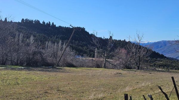Επικίνδυνη κλίση κολώνας ΔΕΗ στην Καστανιά Υπάτης