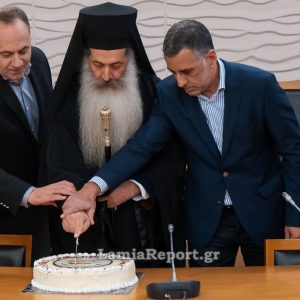 Το Δημοτικό Συμβούλιο Λαμιέων έκοψε την πίτα του - Ποιος ήταν ο τυχερός του φλουριού (ΦΩΤΟ)