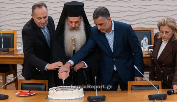 Το Δημοτικό Συμβούλιο Λαμιέων έκοψε την πίτα του - Ποιος ήταν ο τυχερός του φλουριού (ΦΩΤΟ)