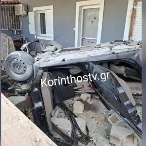 Σοκαριστικό τροχαίο στην Κόρινθο: Αυτοκίνητο καρφώθηκε σε σπίτι – Σε σοβαρή κατάσταση 2 τραυματίες
