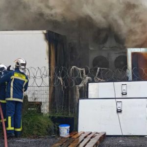Μεγάλη πυρκαγιά τα ξημερώματα σε αποθήκες εταιρείας στο Κορωπί - Δείτε ΒΙΝΤΕΟ
