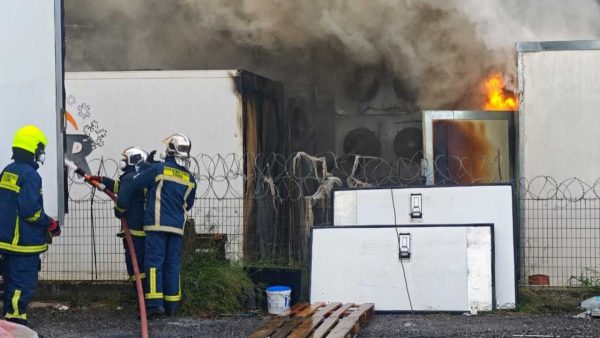 Μεγάλη πυρκαγιά τα ξημερώματα σε αποθήκες εταιρείας στο Κορωπί - Δείτε ΒΙΝΤΕΟ