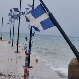 Ζημιές από την κακοκαιρία στην Κω: Τα μποφόρ έριξαν κολώνες φωτισμού – Έσπασαν τα μπλόκια στο λιμάνι – ΒΙΝΤΕΟ