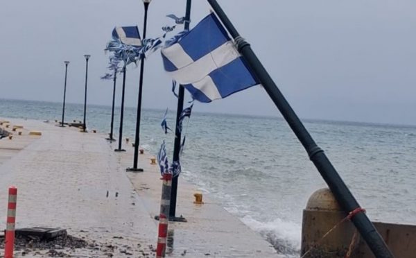 Ζημιές από την κακοκαιρία στην Κω: Τα μποφόρ έριξαν κολώνες φωτισμού – Έσπασαν τα μπλόκια στο λιμάνι – ΒΙΝΤΕΟ