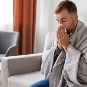 Γιατί κάποιοι «πέφτουν» στο κρεβάτι με ένα απλό κρυολόγημα και άλλοι το περνούν ελαφρά