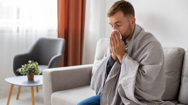 Γιατί κάποιοι «πέφτουν» στο κρεβάτι με ένα απλό κρυολόγημα και άλλοι το περνούν ελαφρά