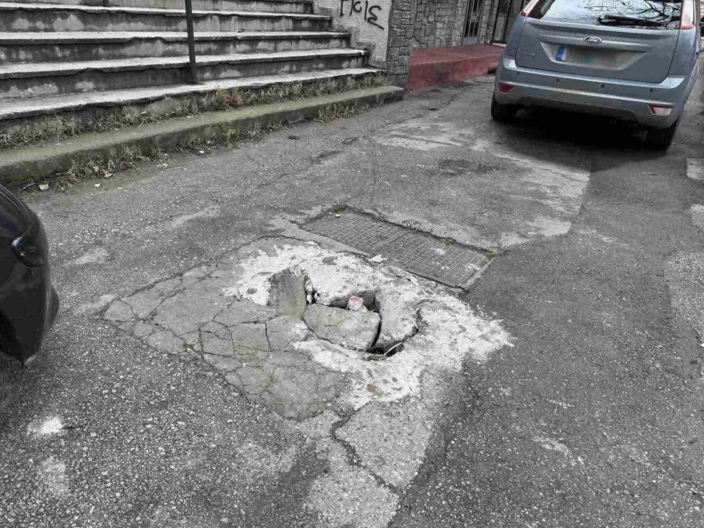 Λακκούβα-παγίδα στο πάρκινγκ της παλιάς δημοτικής αγοράς