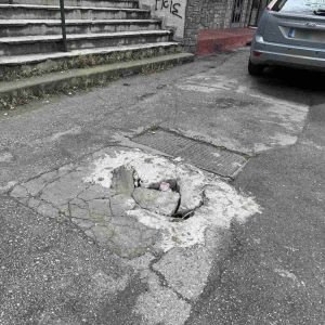 Λακκούβα-παγίδα στο πάρκινγκ της παλιάς δημοτικής αγοράς