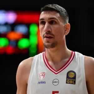 Ο Γιαννούλης Λαρεντζάκης μπήκε στην κορυφαία 5άδα του Ολυμπιακού στα τρίποντα