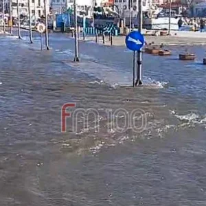 Βγήκε η θάλασσα στον δρόμο στη Μύρινα της Λήμνου λόγω των θυελλωδών ανέμων, ξεβράστηκαν μέχρι και αχινοί