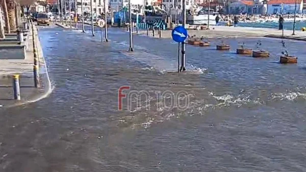 Βγήκε η θάλασσα στον δρόμο στη Μύρινα της Λήμνου λόγω των θυελλωδών ανέμων, ξεβράστηκαν μέχρι και αχινοί