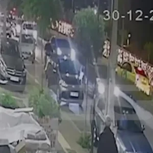 Άγιος Δημήτριος: Βίντεο ντοκουμέντο με άντρα που παρίστανε τον αστυνομικό – Άρπαξε χρήματα από 33χρονο σε στάση λεωφορείου