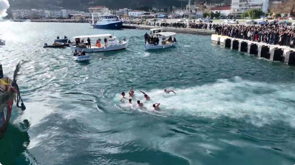 Η Κατάδυση του Τιμίου Σταυρού στο Δήμο Καμένων Βούρλων (ΒΙΝΤΕΟ)