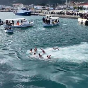 Η Κατάδυση του Τιμίου Σταυρού στο Δήμο Καμένων Βούρλων (ΒΙΝΤΕΟ)