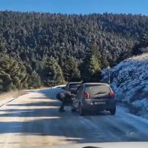 Προσοχή αλυσίδες προς το Χιονοδρομικό Κέντρο Παρνασσού