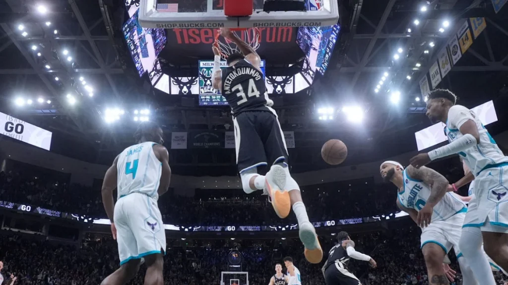 Τρομερός Γιάννης υπέγραψε τη νίκη των Μπακς κόντρα στους Χόρνετς με 30 πόντους σε λιγότερα από 30 λεπτά