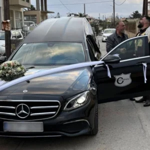 Γαμπρός στην Κρήτη έφτασε στην εκκλησία με... νεκροφόρα!