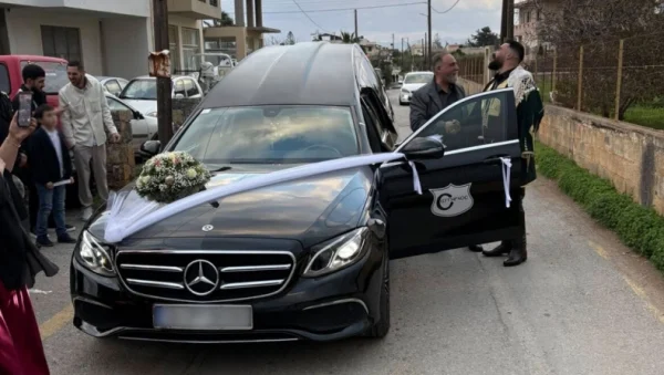 Γαμπρός στην Κρήτη έφτασε στην εκκλησία με... νεκροφόρα!