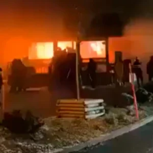 «Βλέπω συνέχεια τα πρόσωπα των νεκρών»: Συγκλονίζει η εργαζόμενη που βγήκε σώα από τη φωτιά στο Κραν Μοντανά