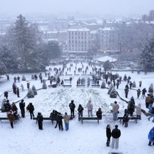 Σφοδρή χιονόπτωση στο Παρίσι: Ματαιώνεται το 15% των πτήσεων από τα αεροδρόμια Ορλί και Σαρλ ντε Γκωλ