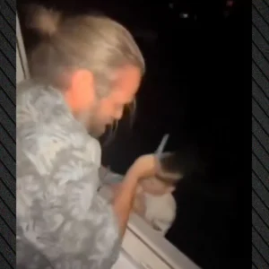 Άντρας στη Ρωσία δένει καλώδιο στη μέση αγοριού και το κατεβάζει, γελώντας, από παράθυρο διαμερίσματος - Δείτε βίντεο