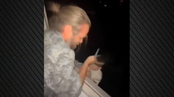 Άντρας στη Ρωσία δένει καλώδιο στη μέση αγοριού και το κατεβάζει, γελώντας, από παράθυρο διαμερίσματος - Δείτε βίντεο