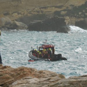 Μάλτα: Θηριώδη κύματα παρέσυραν και έπνιξαν 13χρονη – Αγνάντευε τη θάλασσα με την οικογένειά της σε πεζόδρομο