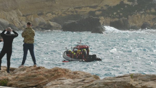 Μάλτα: Θηριώδη κύματα παρέσυραν και έπνιξαν 13χρονη – Αγνάντευε τη θάλασσα με την οικογένειά της σε πεζόδρομο
