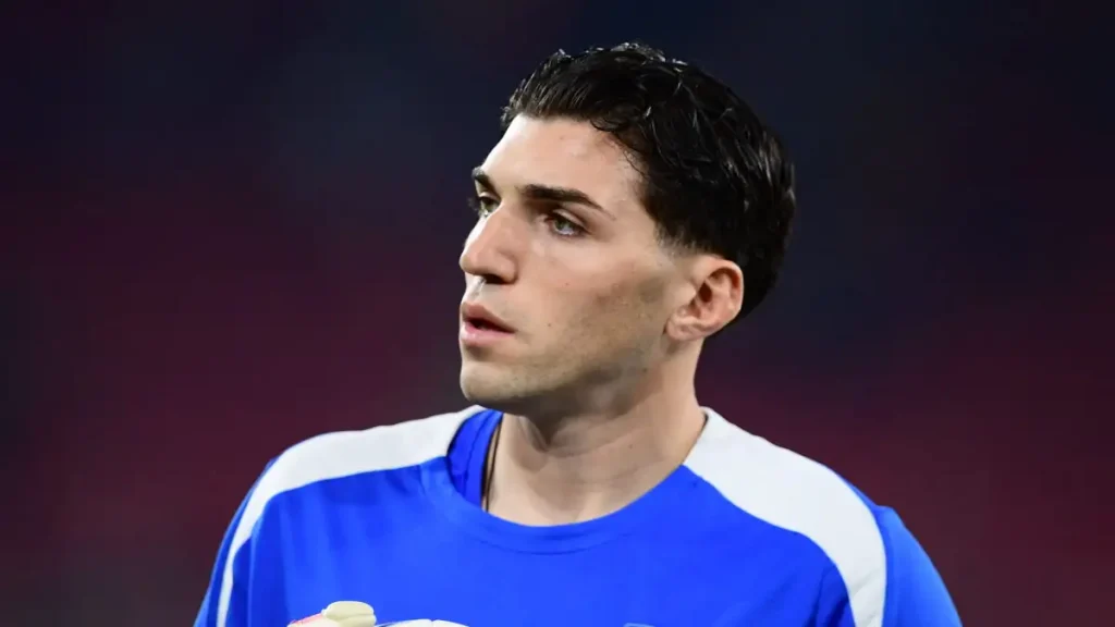 Ο Χρήστος Μανδάς ανακοινώθηκε από την Μπόρνμουθ με μία τεράστια ελληνική σημαία στο γήπεδό της