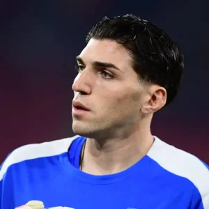 Ο Χρήστος Μανδάς ανακοινώθηκε από την Μπόρνμουθ με μία τεράστια ελληνική σημαία στο γήπεδό της