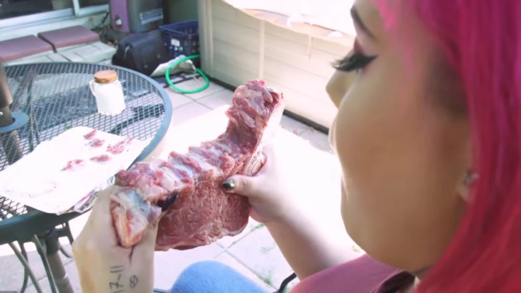 Αμερικανίδα που τρώει ένα κιλό ωμό κρέας την ημέρα αποκάλυψε τι συνέβη στο σώμα της (video)