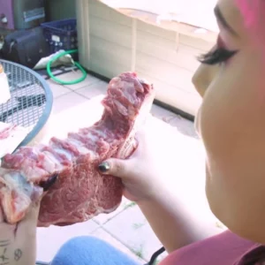 Αμερικανίδα που τρώει ένα κιλό ωμό κρέας την ημέρα αποκάλυψε τι συνέβη στο σώμα της (video)