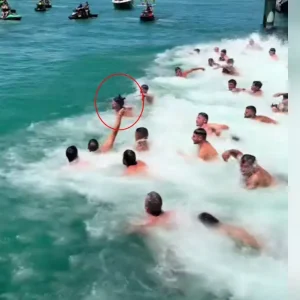 Η Μελβούρνη γιορτάζει τα Θεοφάνεια: 18χρονος από την Ρόδο έπιασε τον σταυρό στο Rye – Δείτε βίντεο