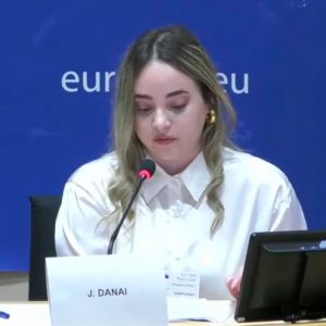 Συγκλόνισε στο Ευρωκοινοβούλιο η 20χρονη που ο πατέρας της δολοφόνησε με 17 μαχαιριές τη μάνα της στο Μενίδι: Είμαι εδώ για όσα παιδιά έμεναν πίσω