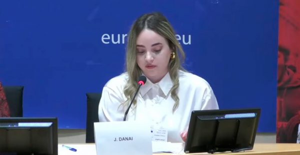 Συγκλόνισε στο Ευρωκοινοβούλιο η 20χρονη που ο πατέρας της δολοφόνησε με 17 μαχαιριές τη μάνα της στο Μενίδι: Είμαι εδώ για όσα παιδιά έμεναν πίσω