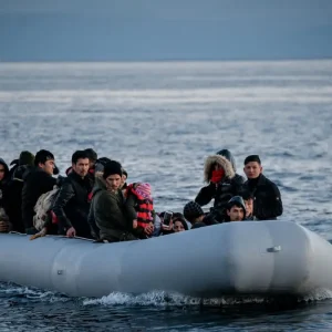 Μετανάστες: Ξεμπλοκάρουν άμεσα 90.000 εκκρεμείς άδειες διαμονής – Όλα όσα αλλάζουν με το νέο νομοσχέδιο