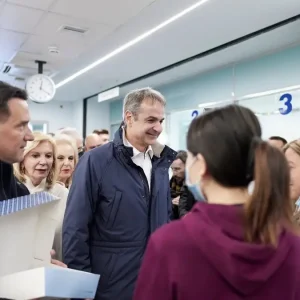 Κυριάκος Μητσοτάκης και Άδωνις Γεωργιάδης επισκέφτηκαν το «Γ. Γεννηματάς» και αντάλλαξαν ευχές με ασθενείς και προσωπικό