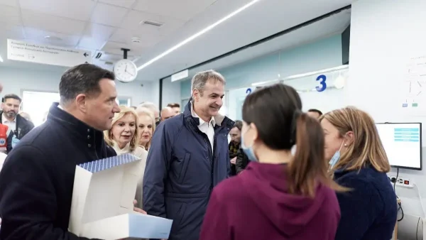 Κυριάκος Μητσοτάκης και Άδωνις Γεωργιάδης επισκέφτηκαν το «Γ. Γεννηματάς» και αντάλλαξαν ευχές με ασθενείς και προσωπικό