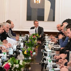 Σύσκεψη στο Μαξίμου με εκπροσώπους της αγοράς για την ακρίβεια - Αναζητείται συμφωνία για μειώσεις τιμών στα ράφια των σούπερ μάρκετ