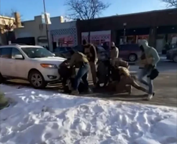 Πράκτορες της ICE πυροβόλησαν θανάσιμα 37χρονο πολίτη στη Μινεάπολη: Το δεύτερο θύμα μετά την γυναίκα – Σκληρές εικόνες