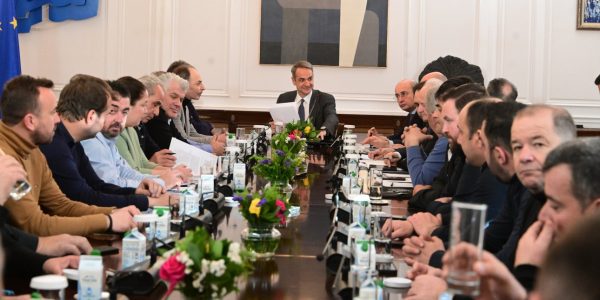 Ολοκληρώθηκε η συνάντηση Μητσοτάκη με τους αγρότες μετά από 3,5 ώρες -«Έρχονται βελτιώσεις» στα μέτρα που ανακοινώθηκαν