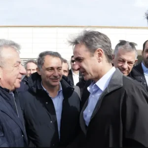 Στο εργοτάξιο του αεροδρομίου στο Καστέλλι ο Κυριάκος Μητσοτάκης, δείτε βίντεο