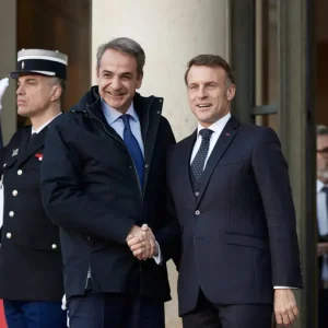 Στο Ελιζέ ο Μητσοτάκης για την Ουκρανία, τον υποδέχθηκε ο Μακρόν – Το τετ α τετ με τον γαμπρό του Τραμπ