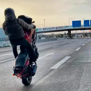 Συνελήφθησαν νεαροί που έτρεχαν με μηχανές και έκαναν σούζες, οι δύο δεν είχαν ούτε δίπλωμα - Δείτε βίντεο