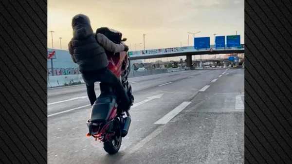 Συνελήφθησαν νεαροί που έτρεχαν με μηχανές και έκαναν σούζες, οι δύο δεν είχαν ούτε δίπλωμα - Δείτε βίντεο