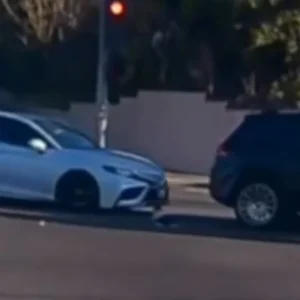 Βίντεο σοκ: Μωρό έπεσε από αυτοκίνητο εν κινήσει, σώθηκε από θαύμα - Συνελήφθη η μητέρα του