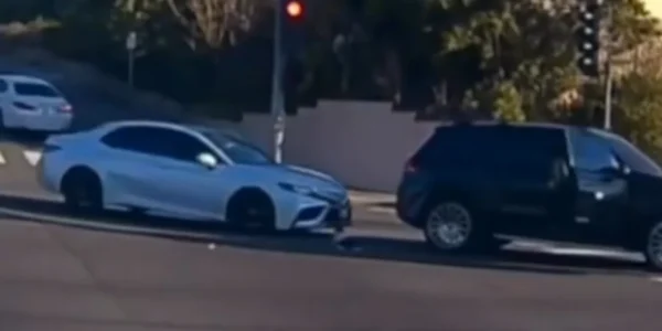 Βίντεο σοκ: Μωρό έπεσε από αυτοκίνητο εν κινήσει, σώθηκε από θαύμα - Συνελήφθη η μητέρα του