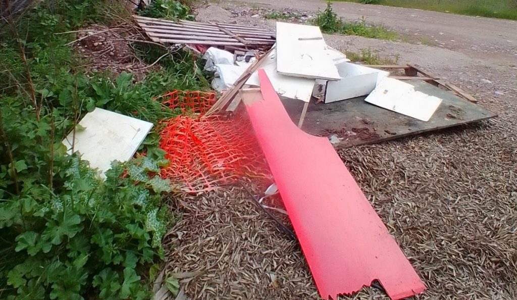 Σκουπιδότοπος στον Αχινό Φθιώτιδας στον ποταμό Βελά