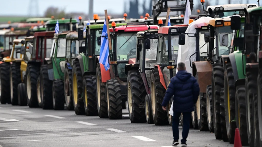 Δυσαρεστημένοι οι αγρότες στη Νίκαια από τις εξαγγελίες της κυβέρνησης, δεν σανοίγουν τους δρόμους, αλλά «δεν απορρίπτουν τον διάλογο»