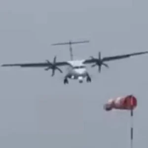 Νάξος: Οι εντυπωσιακές προσγειώσεις αεροπλάνων παρά τους θυελλώδεις ανέμους